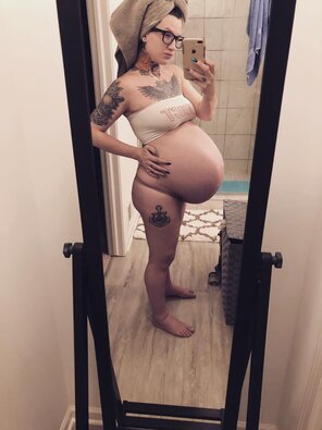 foto amadora Massive 37 Week Twin Bump - Two 7lb Babies