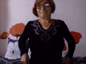 zdjęcie amatorskie 54-yr Old Strong European Woman Removes Her Top
