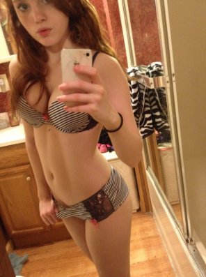 photo amateur Busty redhead in panties