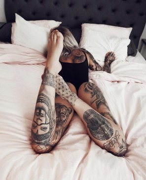 zdjęcie amatorskie Legs in bed