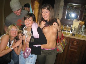 アマチュア写真 Pro Tip: Establish boob cred as soon as you enter the party