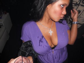 foto amadora about as deep as cleavage can get!