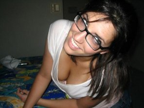 foto amatoriale Glasses with a little downblouse