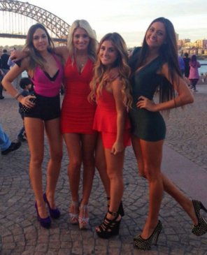foto amadora Ladies in Tight Dresses