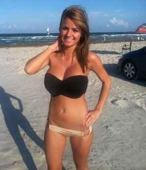 foto amatoriale Hottest girl at the beach.