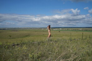 zdjęcie amatorskie Naked on big meadow