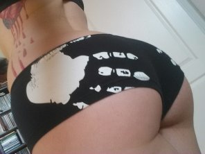 foto amadora Spookybutt! The girlfriend was proud of her ass in this particular pair of Halloween underwear.