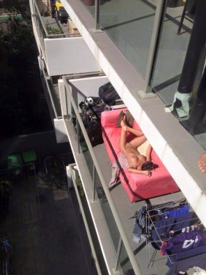 amateur-Foto Caught her sunbathing naked