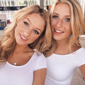 zdjęcie amatorskie College blonde duo