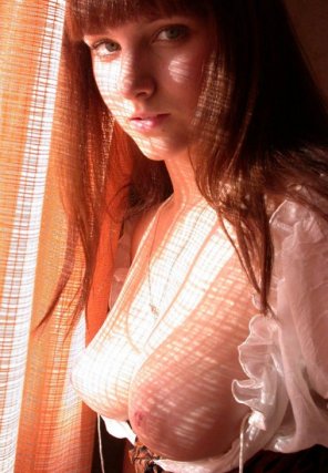 foto amadora Sunlight coming through the drapes