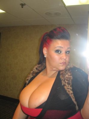 zdjęcie amatorskie Damn, she's got a lot of cleavage