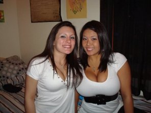 photo amateur Busty Asian Girl and her Friend