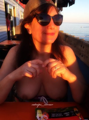foto amadora By the ocean, waiting [f]or my drink. [Bad Dragon]