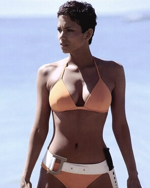 amateur photo Halle-Berry-Nude-Naked-12
