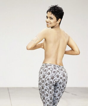amateur photo Halle-Berry-Nude-Naked-28