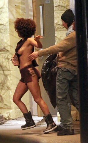 photo amateur Halle-Berry-With-No-Clothes-Flash-Tits-in-Public-3