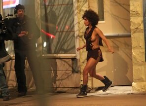photo amateur Halle-Berry-With-No-Clothes-Flash-Tits-in-Public-4