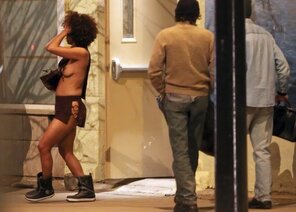 photo amateur Halle-Berry-With-No-Clothes-Flash-Tits-in-Public-6