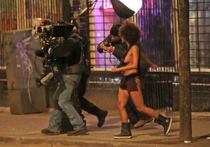 foto amadora Halle-Berry-With-No-Clothes-Flash-Tits-in-Public-7