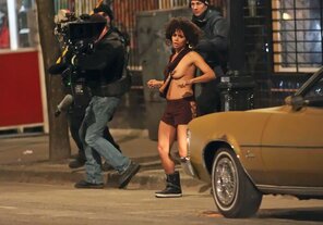 foto amatoriale Halle-Berry-With-No-Clothes-Flash-Tits-in-Public-8