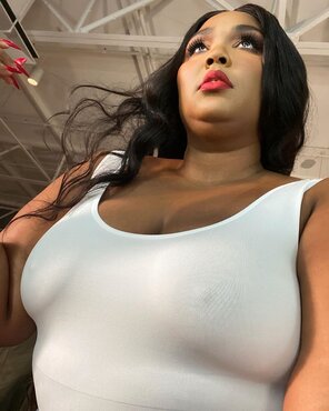 Lizzo-Sexy-Curves-in-Revealing-Bikini-TheFappening.pro-58