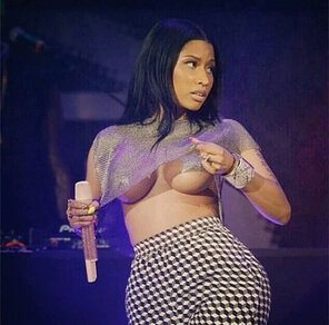 foto amateur Nicki-Minaj-showing-some-under-boobs-at-concert