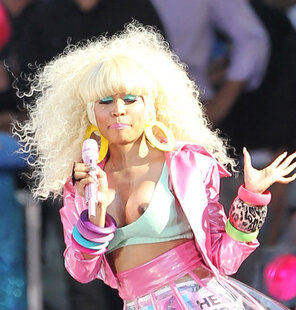 foto amatoriale Nicki-Minaj-Singing-while-boob-slipping-out