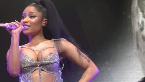 Nicki-Minajs-nipples-flashing