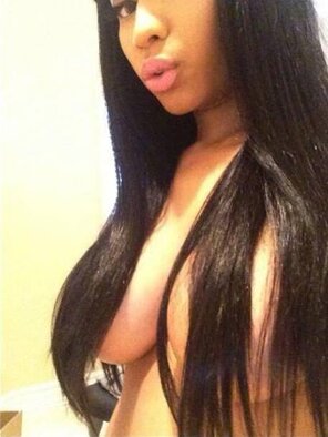 foto amateur Nicki-Minaj-Topless-Covered-With-Hair-413x550