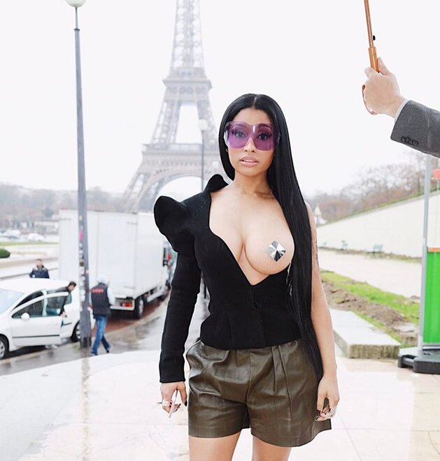Nicki-Minaj-topless-in-france