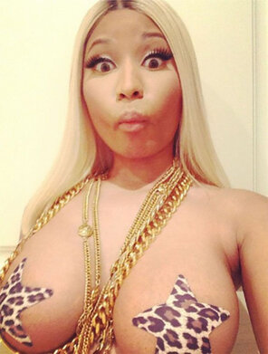foto amateur Nicki-Minaj-wiht-stars-over-her-nipples