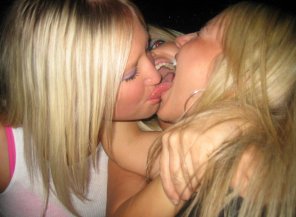 foto amateur Hair Blond Interaction Kiss Cheek 