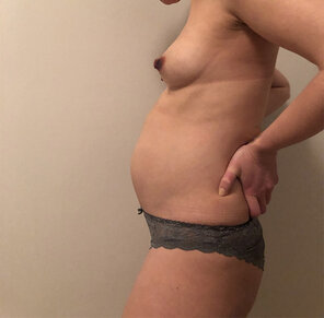 foto amateur Tummy is growing, and so is my horniness!