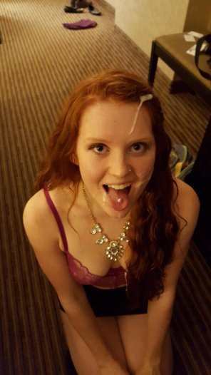 foto amatoriale Cute amateur redhead facialized