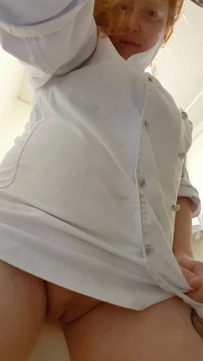 zdjęcie amatorskie Sneaky little pussy flash in the linen room courtesy of your naughty sous che[f]