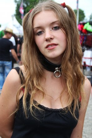 amateur pic Collared hottie at the fair