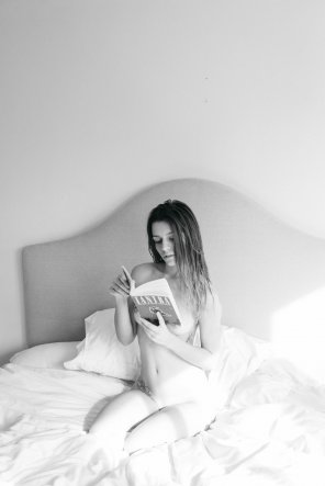 zdjęcie amatorskie Reading in bed
