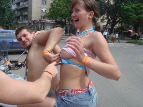 amateurfoto Unexpected and embarrassing boob flash in public