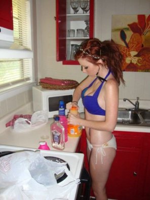 amateur pic Redhead making drinks
