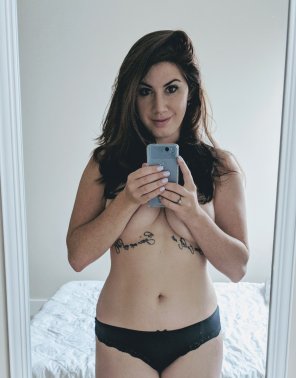 Just your average mirror selfie. [f]