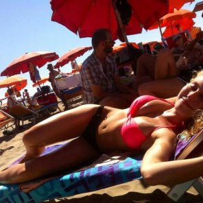 zdjęcie amatorskie Blonde on her back at the beach!