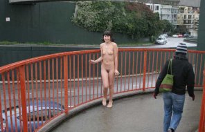 foto amatoriale Naked in the city on a cold day