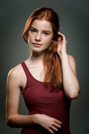 photo amateur Ginger in a burgundy sleeveless shirt