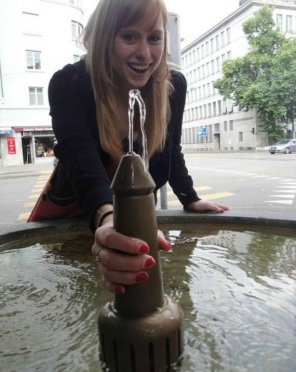 foto amadora Drinking fountain phallic symbol