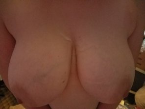 zdjęcie amatorskie Painting my wife's tits!