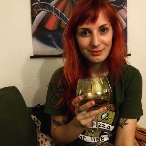zdjęcie amatorskie Red hair and red wine.