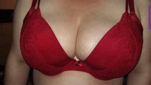 foto amatoriale Original ContentReal 38GG's amateur cleavage in red bra