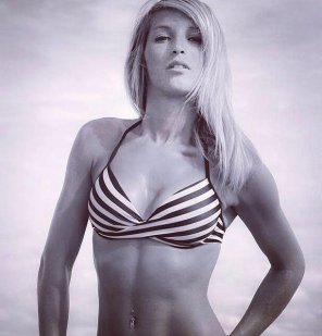 zdjęcie amatorskie Sporty girl in bikini