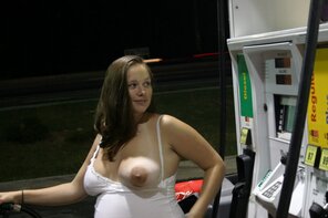 foto amatoriale Just pumping some gas...