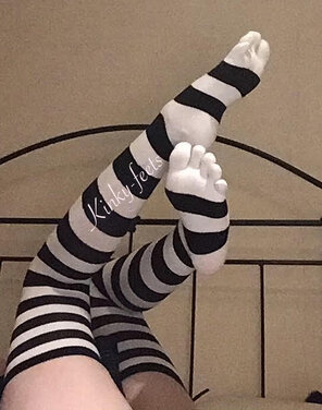 zdjęcie amatorskie My thigh-high toe socks, thoughts? ðŸ–¤ðŸ¤ðŸ–¤ dms open